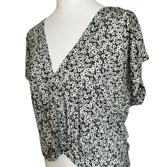 Lucky Brand Floral Front Twist Top Size L - Picture 4 of 17